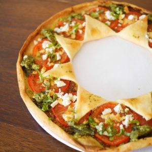 Tarte couronne tomate, pesto et feta, vue de dessus.
