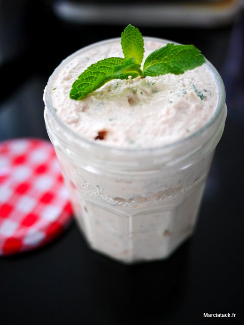 Pâté maison en bocal avec menthe fraîche