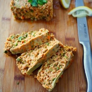 Terrine de poisson coupée avec citron et persil
