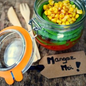 Salade en bocal avec étiquette "Mangez Moi !
