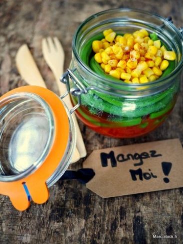 Salade en bocal avec étiquette "Mangez Moi !
