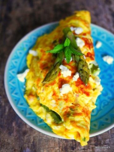 Omelette aux asperges, feta et menthe fraîche