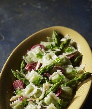 Plat de ravioles aux asperges et jambon cru