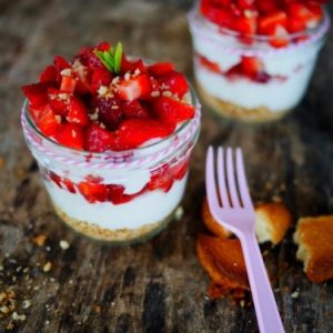 Dessert aux fraises en verrine, crémeux et croustillant.