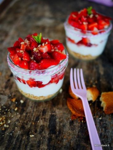 Dessert aux fraises en verrine, crémeux et croustillant.