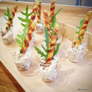 Verrines apéritives avec gressin, jambon et roquette.