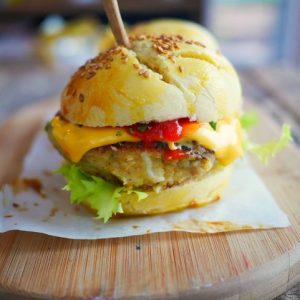 Mini burger appétissant avec fromage et sésame