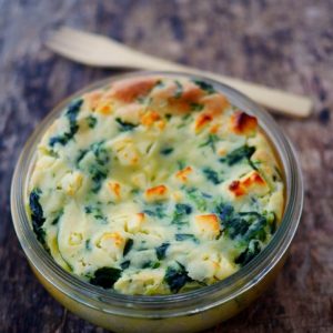 Flan épinards et feta en ramequin sur bois