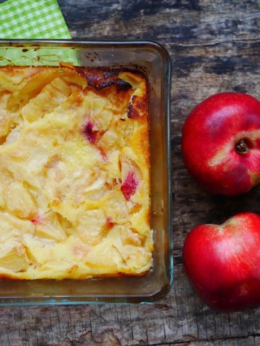 Clafoutis aux nectarines et fruits sur table boisée