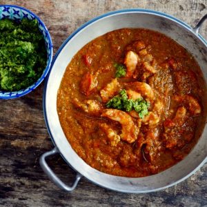 Curry de crevettes avec accompagnement vert frais