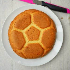 Gâteau en forme de ballon de foot sur assiette
