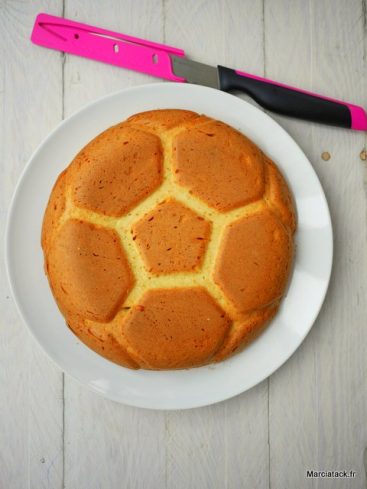 Gâteau en forme de ballon de foot sur assiette