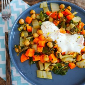 Salade de légumes avec pois chiches et œuf poché.