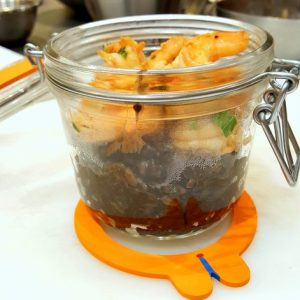 Crevettes et lentilles en bocal, présentation culinaire soignée.