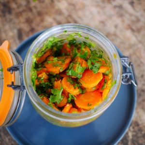 Carottes râpées à la coriandre, bocal en verre.