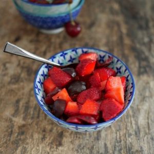 Salade de fraises et cerises dans un bol
