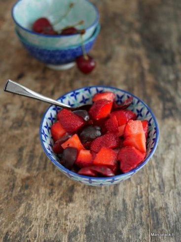 Salade de fraises et cerises dans un bol