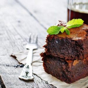 Brownies au chocolat et menthe sur table en bois.