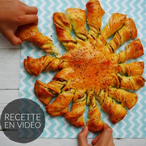 Brioche soleil farcie, graines de sésame, serviette chevron.
