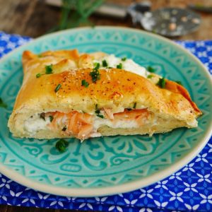 Pâté au saumon, fromage frais, décoré de ciboulette