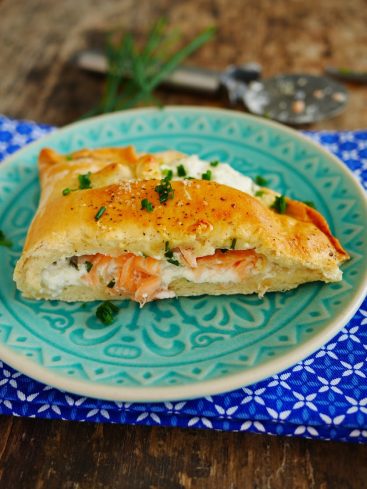 Pâté au saumon, fromage frais, décoré de ciboulette