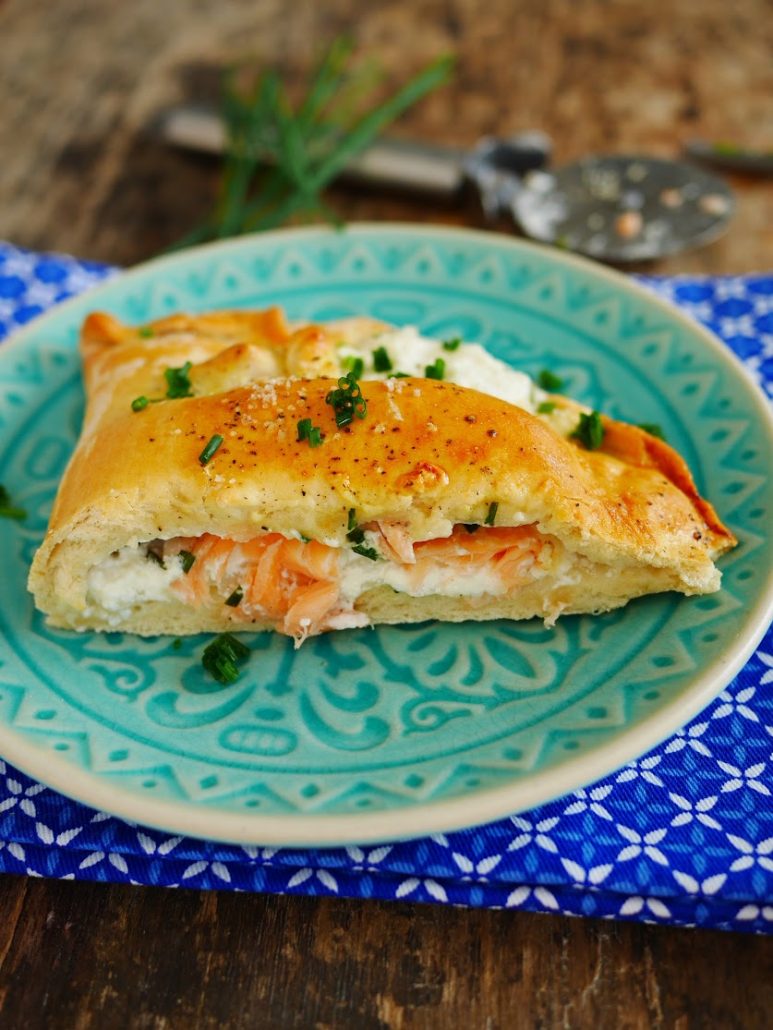 Pâté au saumon, fromage frais, décoré de ciboulette