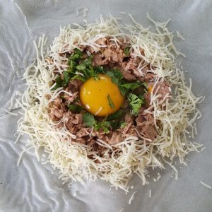 Brick au thon, œuf coulant, fromage râpé et coriandre.