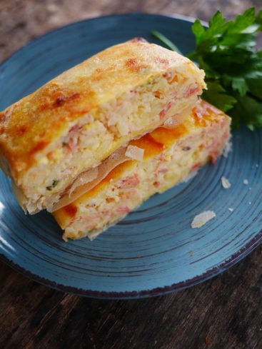 Strudel salé au jambon et fromage sur assiette bleue.