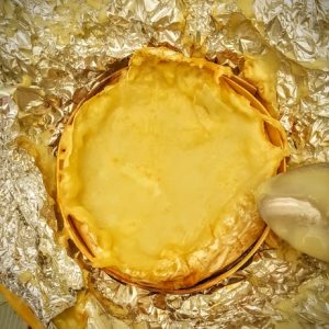 Camembert au four dans son emballage aluminium