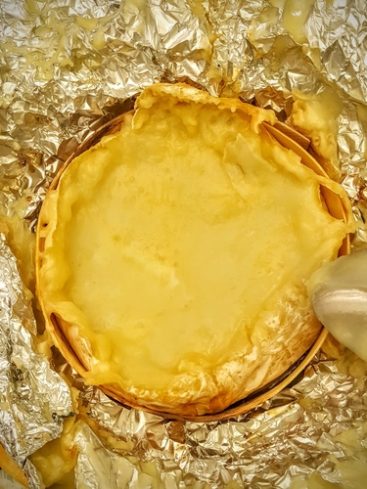 Camembert au four dans son emballage aluminium