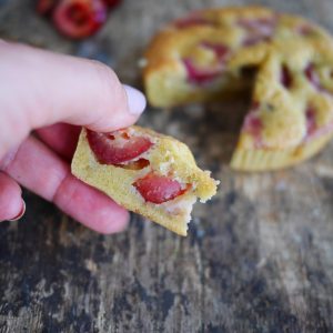 Part de gâteau aux prunes, sur fond bois