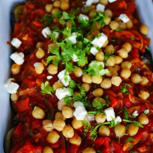 Plat d'aubergines, pois chiches, feta et sauce tomate.