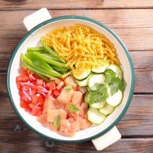 Ingrédients pour plat de pâtes : poulet, légumes.