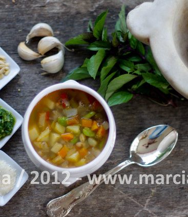 Soupe minestrone, pesto, pignons, parmesan, ail et basilic