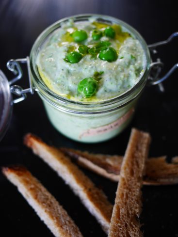 Tartinade de petits pois, pain grillé
