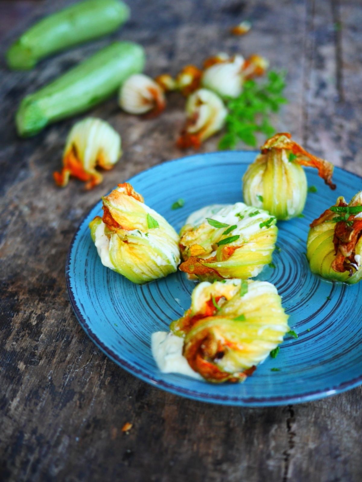 une assiette de fleurs de courgette farcies au fromage