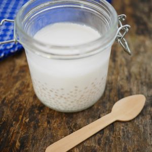 Pudding de chia au lait de coco dans un bocal.