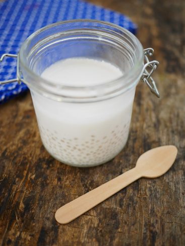 Pudding de chia au lait de coco dans un bocal.