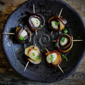 Bouchées d'aubergine et mozzarella sur assiette