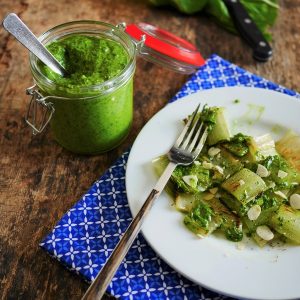 Blettes au pesto d'herbes fraîches et amandes.