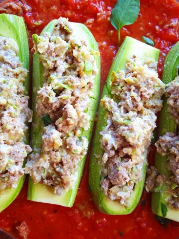 Courgettes farcies à la viande, sauce tomate.