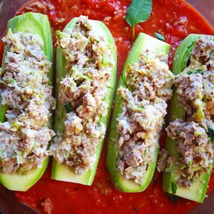 Courgettes farcies à la viande, sauce tomate.