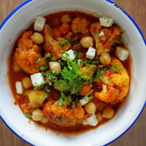 Curry de chou-fleur, pois chiches et feta en bol.