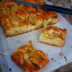 Tarte aux pommes maison avec couteau, prête à être dégustée.