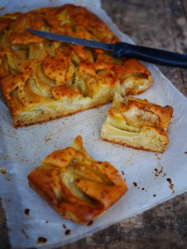 Tarte aux pommes maison avec couteau, prête à être dégustée.