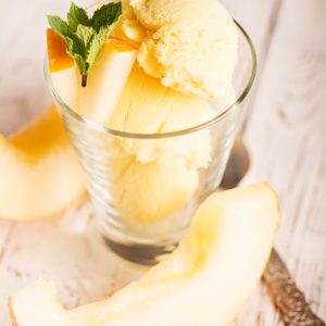 Glace au melon, copeaux de melon, menthe