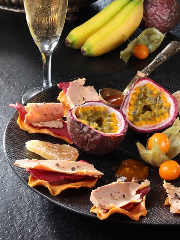 Assortiment de fruits frais, foie gras et champagne