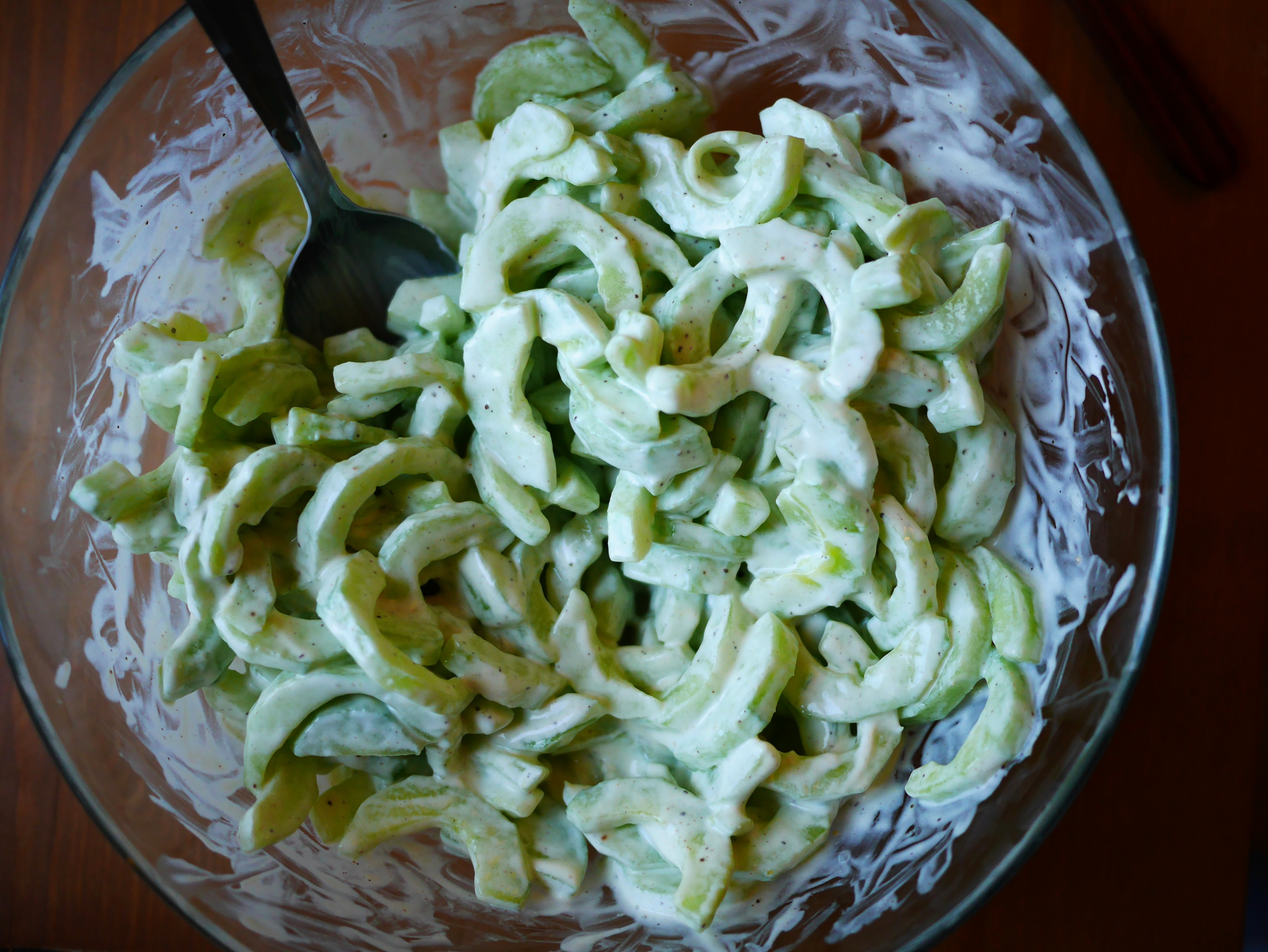 Salade de concombres à la crème - recette végétarienne facile