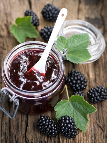 Confiture de mûres maison sur fond bois rustique
