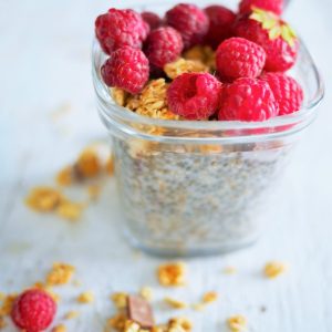 Dessert sain : graines de chia, framboises, granola.